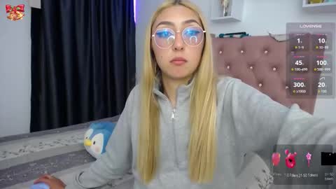 Soffy Brooks Independent model online show from December 15, 3:33 am