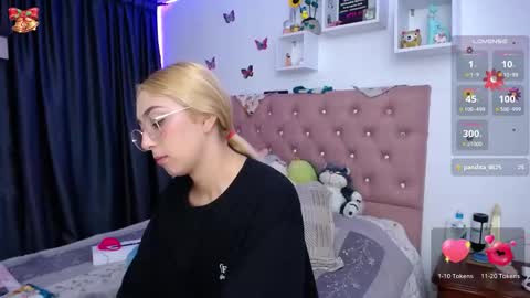 Soffy Brooks Independent model online show from January 16, 4:49 am