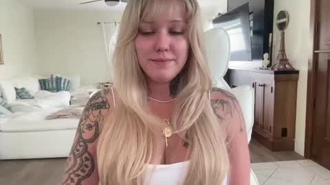 Snapshot of boobznbeer chatting on May 17, 11:01 pm Miley online show from May 17, 11:01 pm