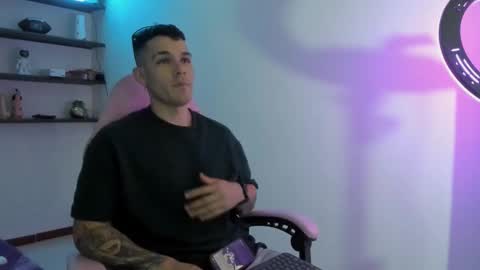 Snapshot of booyhott_ chatting on December 19, 7:54 pm booyhott_ online show from December 19, 7:54 pm