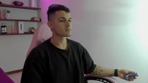 Snapshot of booyhott_ chatting on December 21, 7:43 pm booyhott_ online show from December 21, 7:43 pm