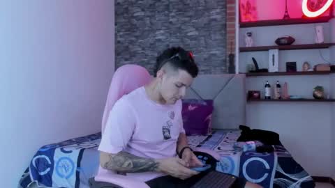 Snapshot of booyhott_ chatting on January 7, 7:27 pm booyhott_ online show from January 7, 7:27 pm