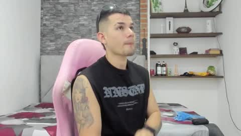 Snapshot of booyhott_ chatting on February 14, 6:59 pm booyhott_ online show from February 14, 6:59 pm