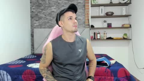 Snapshot of booyhott_ chatting on February 18, 7:43 pm booyhott_ online show from February 18, 7:43 pm