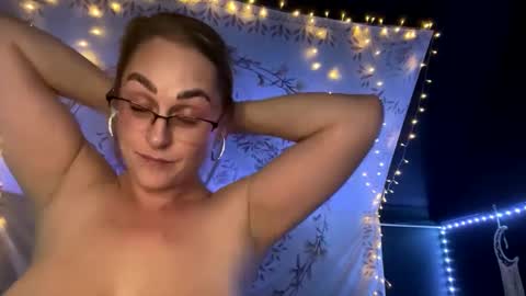 Snapshot of bossmomma chatting on December 4, 3:26 am BossMom online show from December 4, 3:26 am