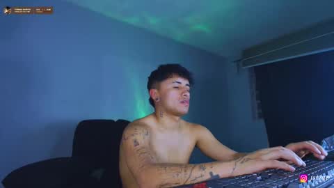 Snapshot of boylatin_777 chatting on October 31, 11:06 pm miguel online show from October 31, 11:06 pm