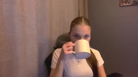 Snapshot of brandamatteson chatting on October 22, 12:27 pm Alice online show from October 22, 12:27 pm