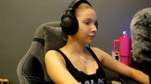 Snapshot of brandamatteson chatting on December 17, 3:29 pm Alice online show from December 17, 3:29 pm