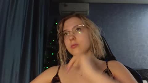 Snapshot of brandy__stars chatting on December 4, 10:35 am Belle online show from December 4, 10:35 am