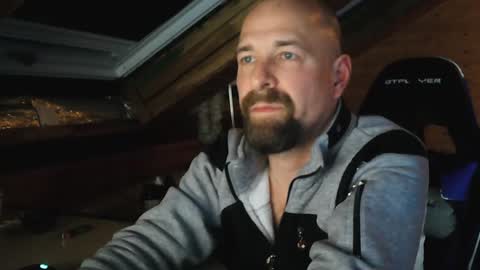 Snapshot of bratzo86 chatting on February 26, 11:37 pm LoveGirls online show from February 26, 11:37 pm