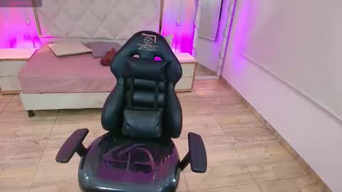 BRENDDA  online show from November 3, 3:30 am