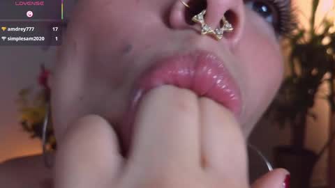 Snapshot of bri_von_dhara_ chatting on June 8, 11:32 am Bri online show from June 8, 11:32 am