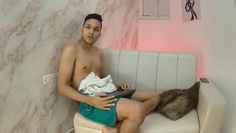 Snapshot of briam_dunkan chatting on April 8, 1:22 pm briam_dunkan online show from April 8, 1:22 pm