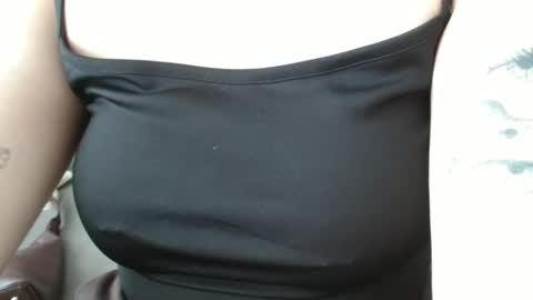 Snapshot of brianna_anny chatting on June 1, 9:33 am shiny smile online show from June 1, 9:33 am