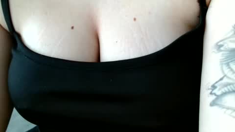 Snapshot of brianna_anny chatting on June 3, 10:18 am shiny smile online show from June 3, 10:18 am