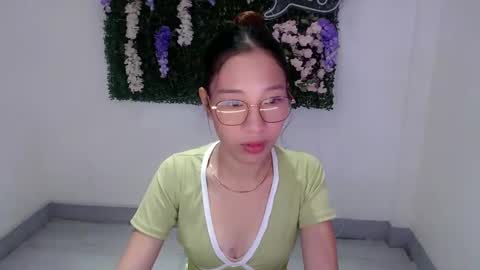brie_belle online show from December 27, 6:24 am