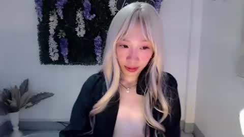 brie_belle online show from March 7, 4:46 am