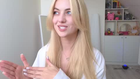 Snapshot of brilliantvictoria chatting on March 11, 11:12 am Vi. online show from March 11, 11:12 am