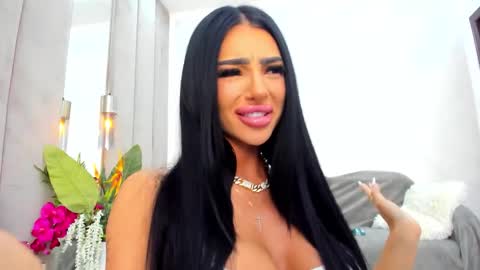 Snapshot of britney_charm chatting on February 22, 7:51 am britney_charm online show from February 22, 7:51 am