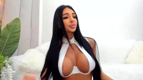 Snapshot of britney_charm chatting on February 24, 8:01 am britney_charm online show from February 24, 8:01 am