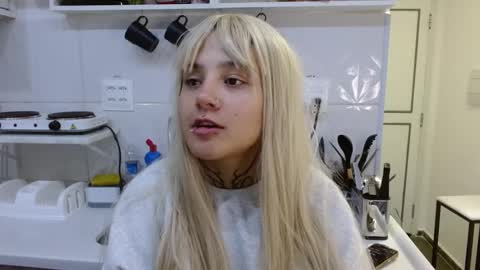 Snapshot of brittany_bubbles chatting on October 31, 10:33 pm maru miaw Please help me to reach 100 thumbs up online show from October 31, 10:33 pm