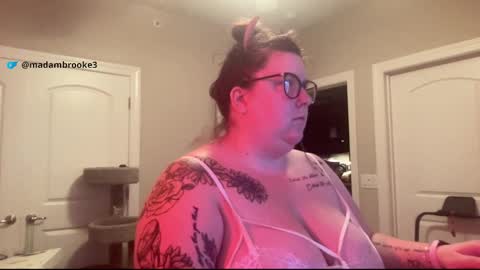 Snapshot of brookenicole3 chatting on October 23, 10:58 am Madam Brooke online show from October 23, 10:58 am