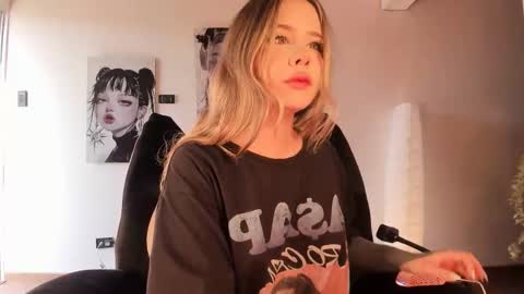 Nat  Independent model  Please help me to reach 200 thumbs up online show from March 14, 8:14 pm