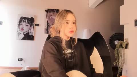 Nat  Independent model  Please help me to reach 200 thumbs up online show from March 23, 6:12 pm