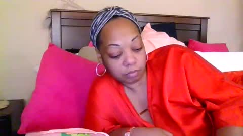 Snapshot of brownroundrenee chatting on June 4, 12:11 pm brownroundrenee online show from June 4, 12:11 pm
