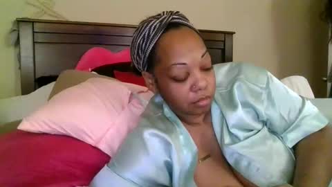 Snapshot of brownroundrenee chatting on June 7, 11:14 am brownroundrenee online show from June 7, 11:14 am