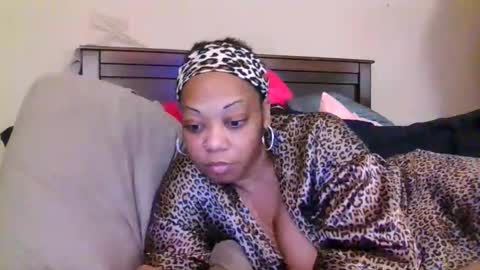 Snapshot of brownroundrenee chatting on June 11, 10:35 am brownroundrenee online show from June 11, 10:35 am