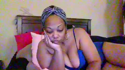 Snapshot of brownroundrenee chatting on June 28, 10:10 am brownroundrenee online show from June 28, 10:10 am