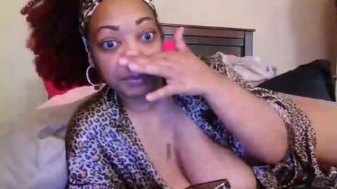 Snapshot of brownroundrenee chatting on July 4, 11:05 am brownroundrenee online show from July 4, 11:05 am