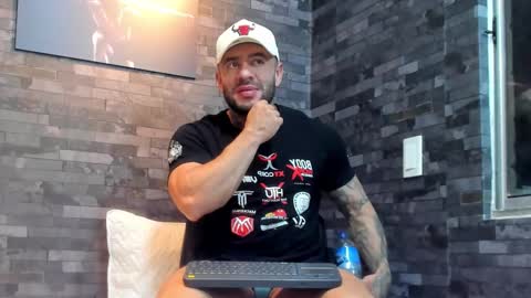 brucedallas online show from February 4, 1:55 am