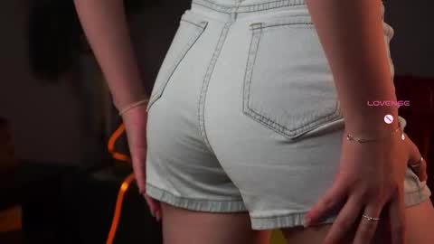 Tess online show from June 3, 2:33 pm