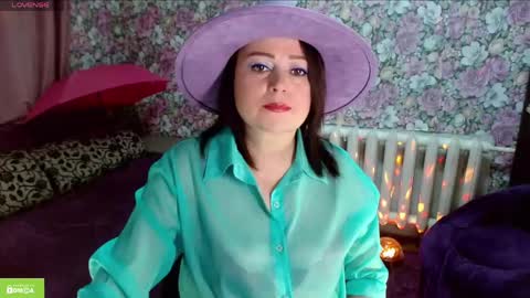 Snapshot of brunette7786 chatting on June 5, 9:20 pm Julia online show from June 5, 9:20 pm