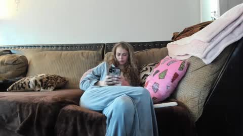 Snapshot of buffybarloe chatting on December 13, 11:06 pm Buffy online show from December 13, 11:06 pm
