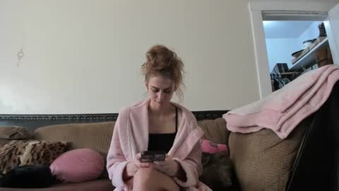 Snapshot of buffybarloe chatting on December 14, 9:45 pm Buffy online show from December 14, 9:45 pm