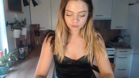 Snapshot of buffyextasy chatting on November 5, 11:21 am Buffy online show from November 5, 11:21 am