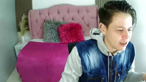 Snapshot of bug2025 chatting on February 18, 2:40 am bug2025 online show from February 18, 2:40 am