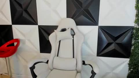 bull_cam online show from November 8, 6:40 pm