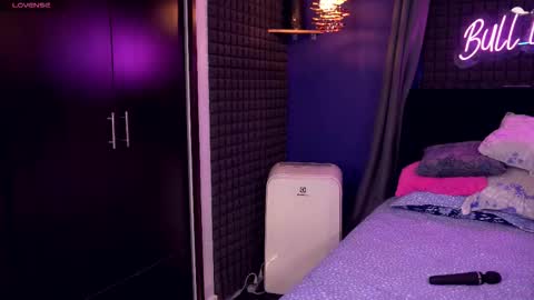 Snapshot of bull_vixen2001 chatting on February 14, 8:44 am Bunny and The Rock online show from February 14, 8:44 am