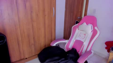 Snapshot of bunny_secrets chatting on February 23, 11:57 pm Isa online show from February 23, 11:57 pm