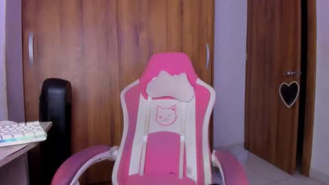 Snapshot of bunny_secrets chatting on February 26, 4:44 am Isa online show from February 26, 4:44 am