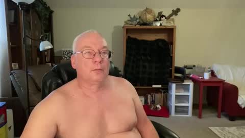 Snapshot of bustyballs100 chatting on December 5, 8:38 pm bustyballs100 online show from December 5, 8:38 pm