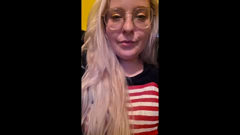 Snapshot of c0ck_queen chatting on June 10, 2:45 am Momuknow online show from June 10, 2:45 am