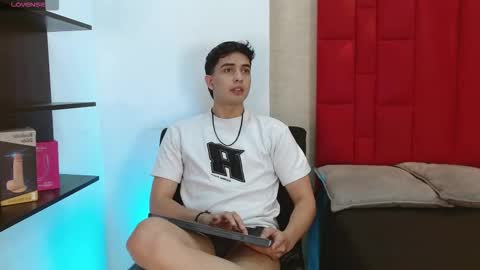 Snapshot of cady_hot chatting on November 18, 8:24 pm Cady online show from November 18, 8:24 pm