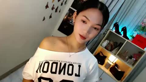 Snapshot of caitlin_x chatting on June 24, 10:42 pm caitlin online show from June 24, 10:42 pm