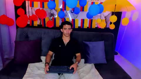 Snapshot of caius_bigcock1 chatting on June 22, 12:35 am caius online show from June 22, 12:35 am