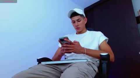 Snapshot of calavalerio chatting on February 13, 7:52 pm Valerio online show from February 13, 7:52 pm